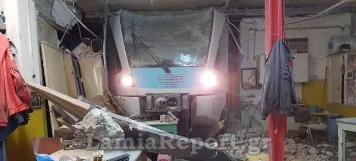 Εκτροχιασμός τρένου στη Λαμία -Αλλαξαν τις ράγες, έπεσε σε αποθήκη και τη διέλυσε (εικόνες)